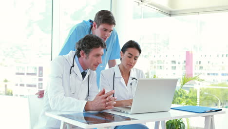 equipo médico trabajando en una computadora portátil
