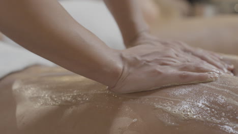 Exfoliación-Corporal-De-Espuma-Experiencia-De-Spa-De-Lujo-De-Cerca,-Masaje-Con-Aceite-De-Hierbas-Espumosas,-Aromaterapia-Para-Revitalizar-La-Piel-Del-Cuerpo,-Cuidado-De-La-Salud-A-Base-De-Hierbas-Naturales