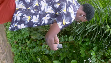 los influencers en las redes sociales en áfrica se están filmando unos a otros - toma vertical