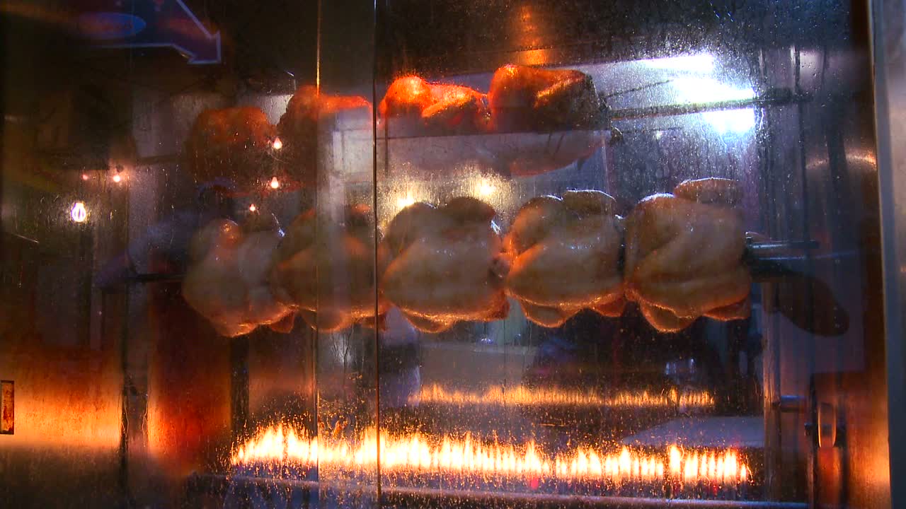 남부 레바논 1의 헤즈볼라 도시 시돈에 있는 아랍 시장에서 열린 침에 닭 구이