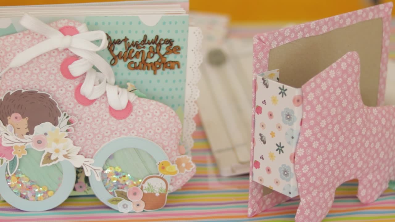 Primo piano di un grazioso album di scrapbook a tema skate in un laboratorio
