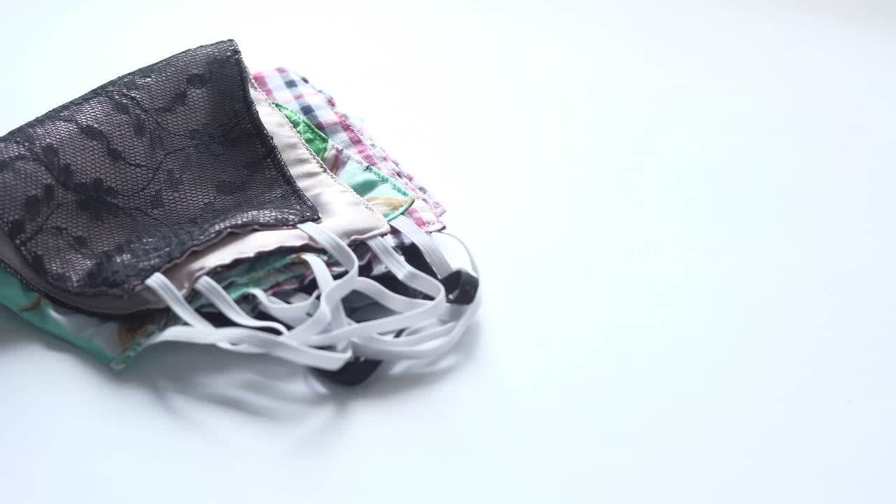 다채롭고 장식적인 직물 얼굴 마스크