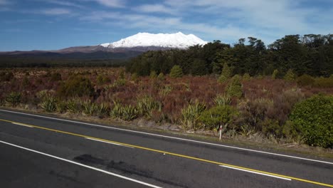 紐西蘭魯阿佩胡山 (mount ruapehu) 無人機從高速公路上拍攝