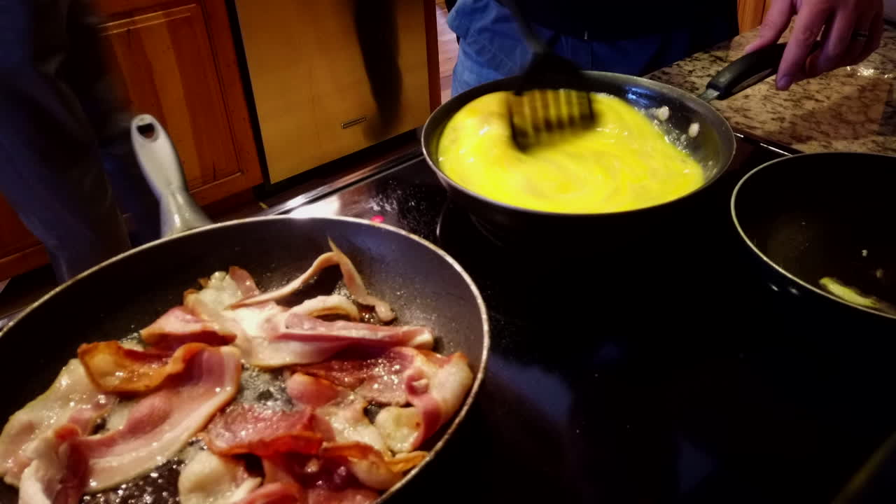 un lapso de tiempo divertido desde la perspectiva de la estufa frente a un chico cocinando tocino y huevos revueltos