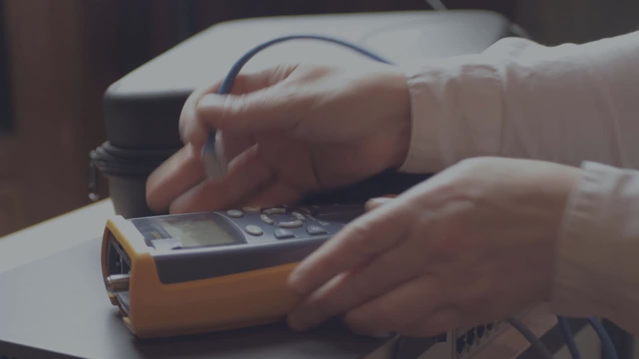 ingeniero de redes probando conexiones ethernet con equipos de prueba de redes.