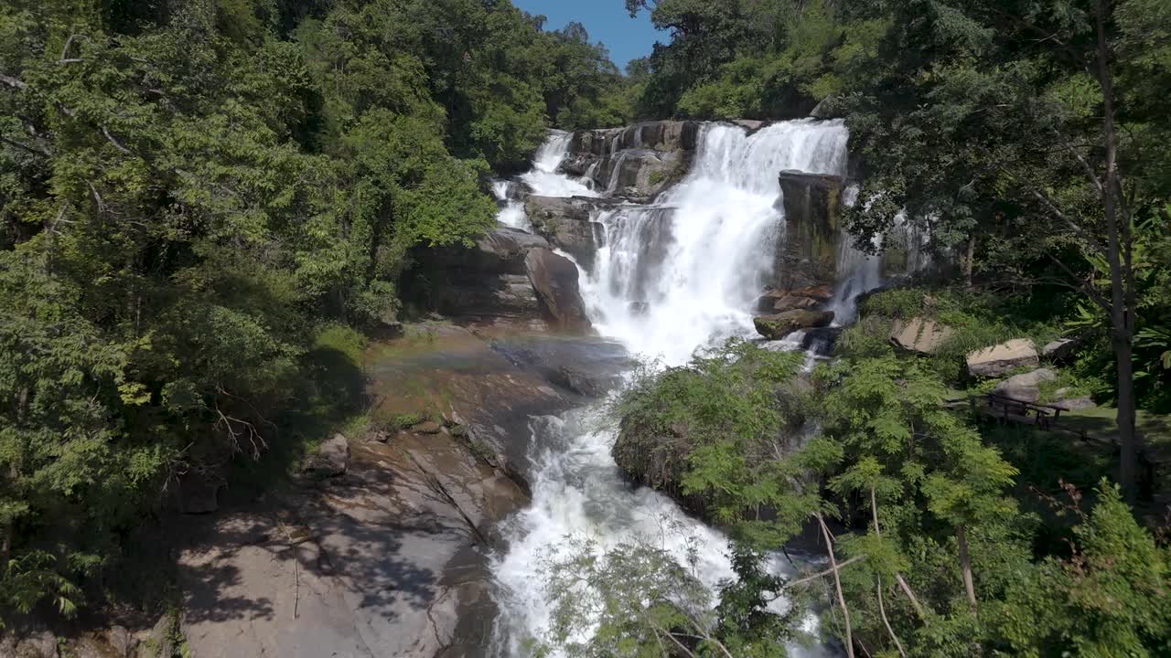Voar em direção à Cachoeira Mae Klang (1 de 2).