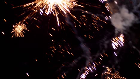 fuegos artificiales en el cielo nocturno de la víspera de año nuevo