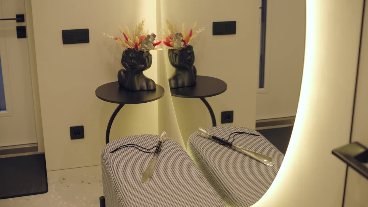 세련되고 우아한 미니멀리즘 가정 인테리어는 깨한 선, 중립적인 색상, 따뜻한 주변 조명을 특징으로하며, 아하고 현대적인 분위기를 만니다.