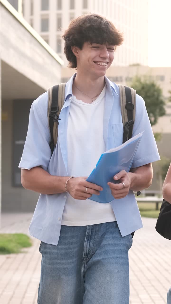 Studente allegro che passeggia in un vivace campus universitario
