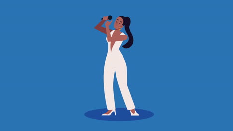 mujer cantando en el escenario