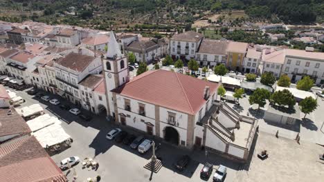 Vista-Aérea-Sobre-El-Edificio-Del-Ayuntamiento-De-Castelo-De-Vide-En-La-Plaza-Dom-Pedro-V,-Alentejo