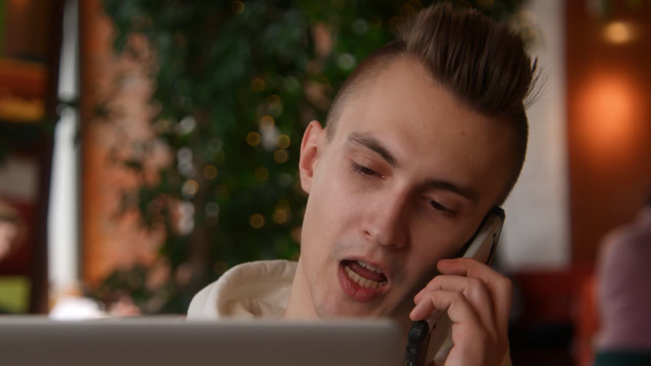 joven trabajando en un café