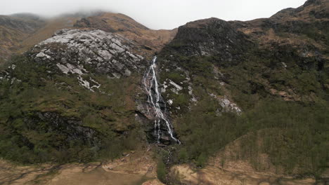 escocia caída de agua valle de montaña dron 4k