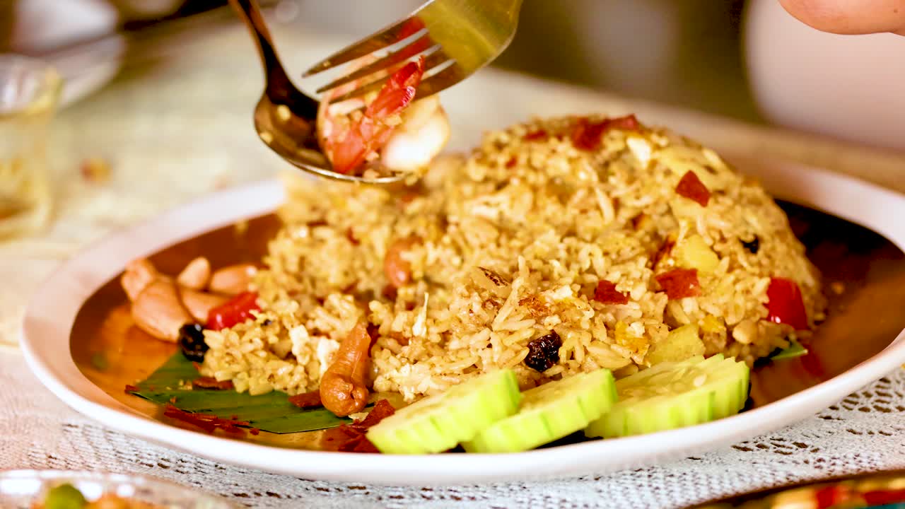 se sirve un delicioso arroz frito de camarón.