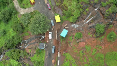 drone coche en barbecho en el lago pawana vista a vista de pájaro