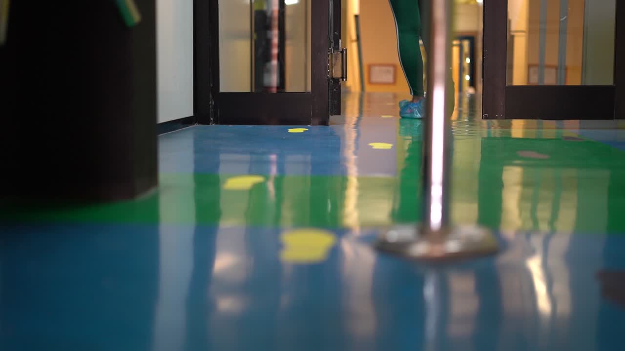 코로나19 팬데을 예방하기 위해 신발을 고 체육관에 걸어가는 어린 소녀 full hd 25fps