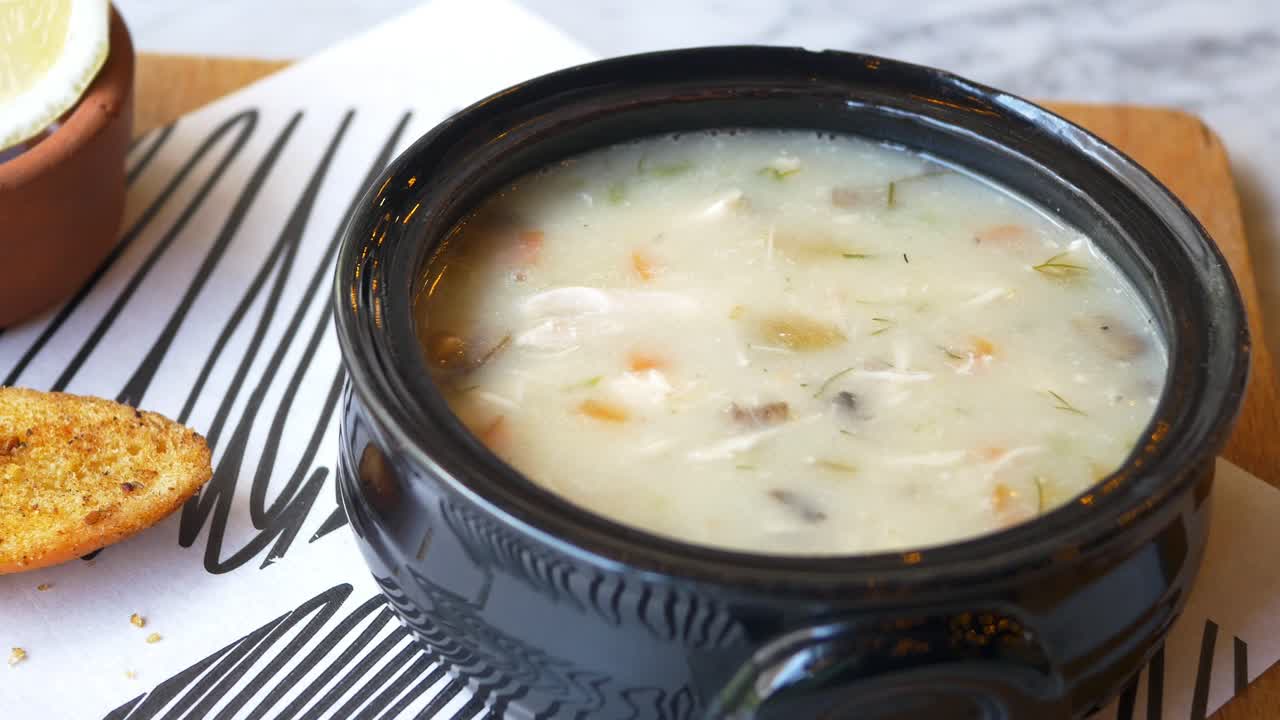sopa de pollo y verduras con crema