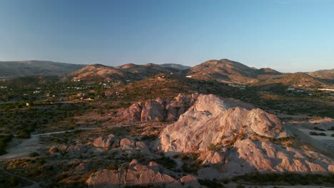 Luftaufnahme-Tief-über-Felsigen-Hügeln-Im-Naturpark-Vasquez,-Sonnenuntergang-In-Den-USA