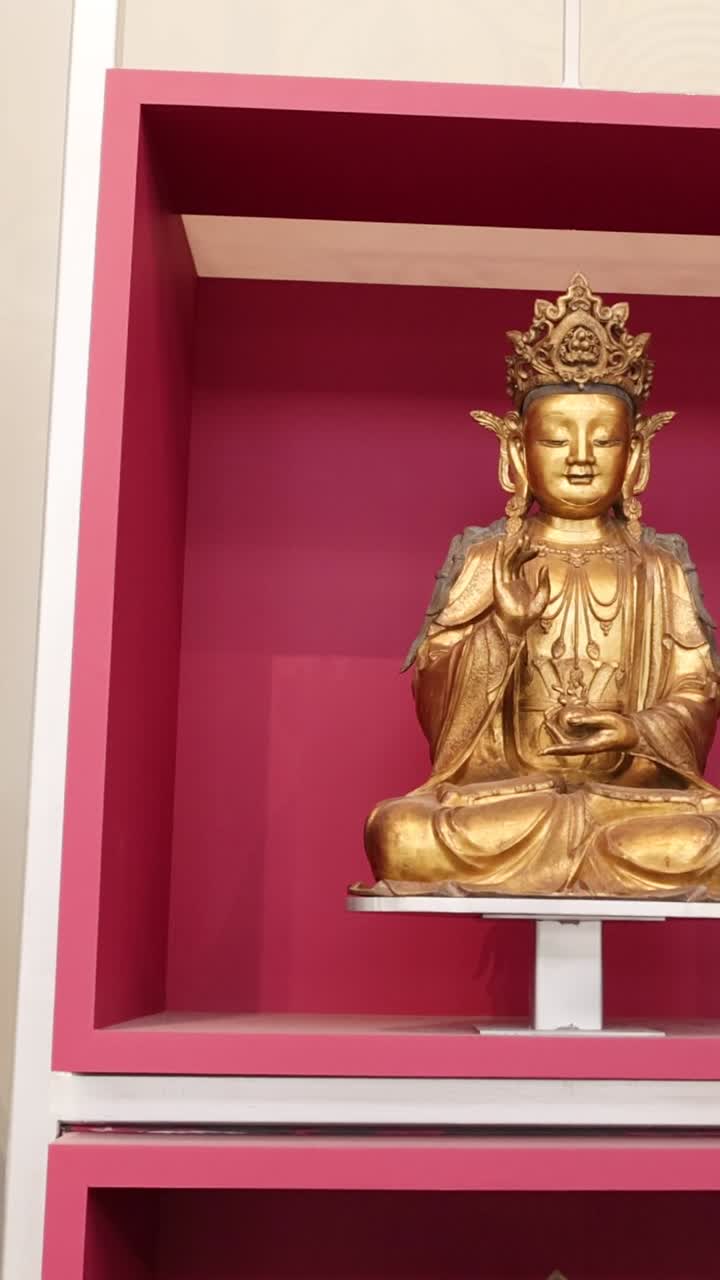 la estatua de oro de buda exhibida en la exposición del museo
