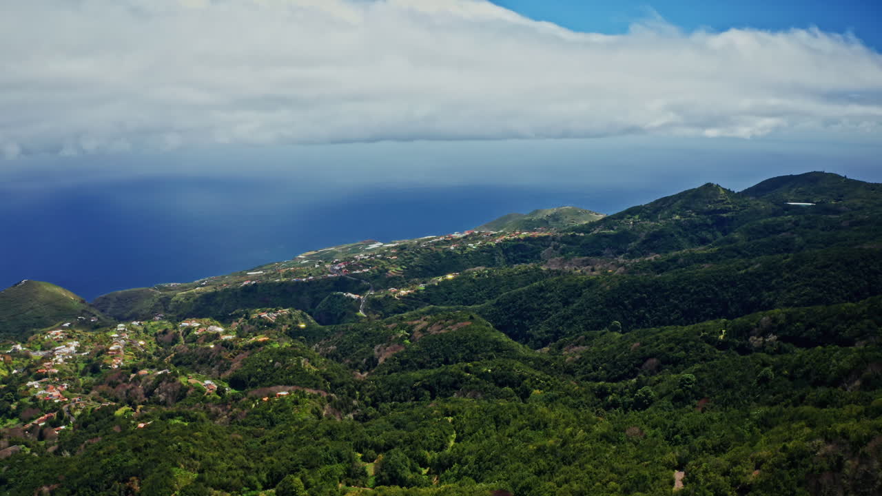 카나리아 제도 라팔마의 그림 같은 풍경의 드론 촬영, 초록색 울창한 식물, 해안선 및 깊은 파란 바다의 높은 전망.