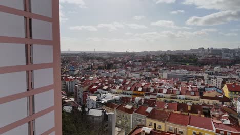 Drohnenaufnahme-Eines-Fluges-Um-Die-Ecke-In-Lissabon