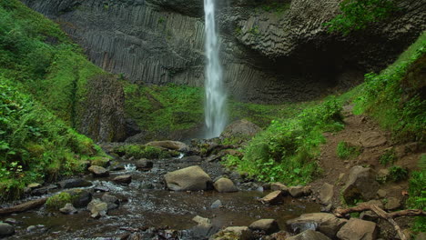 Cascada-Latourell,-Arroyo,-Columnas-Verticales-De-Basalto,-Follaje,-Estático