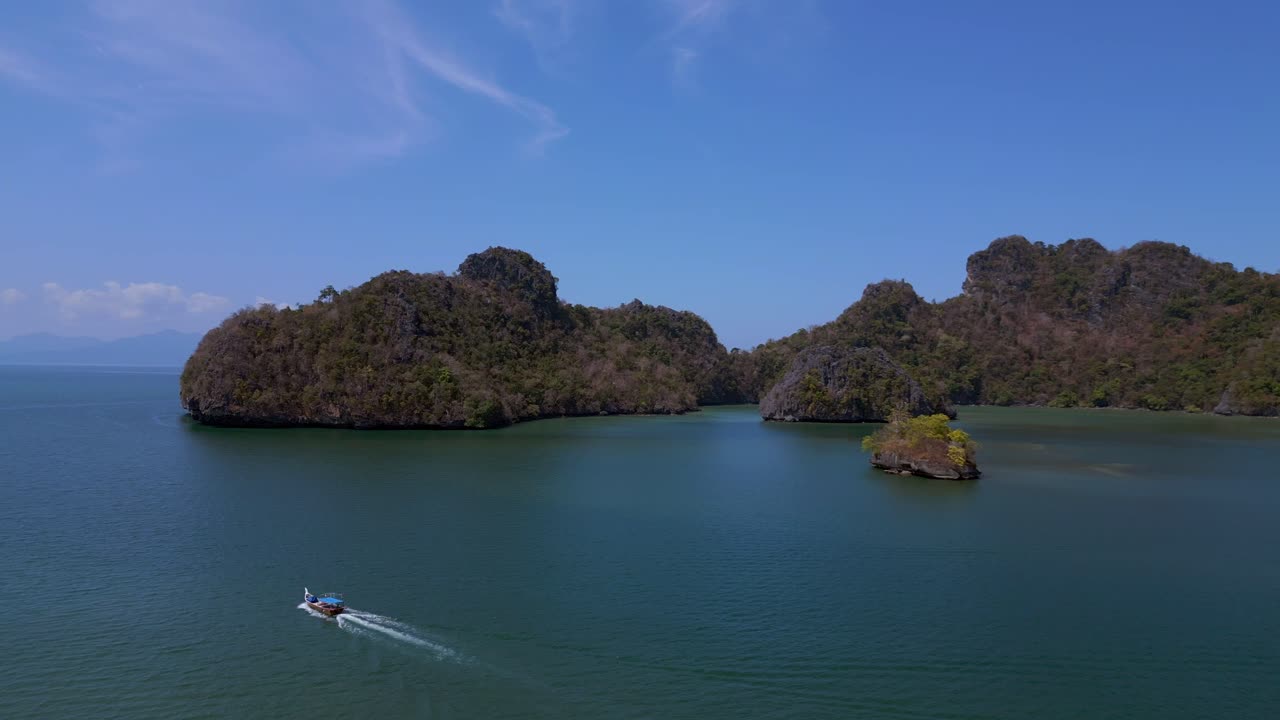 la isla del barco de cola larga en la playa de arena de malasia langkawi