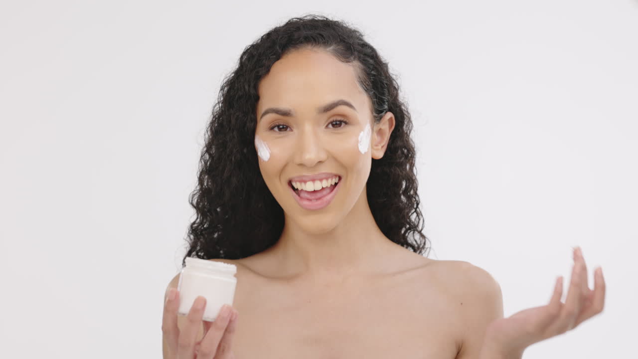 mujer negra, rostro y belleza con crema para la piel