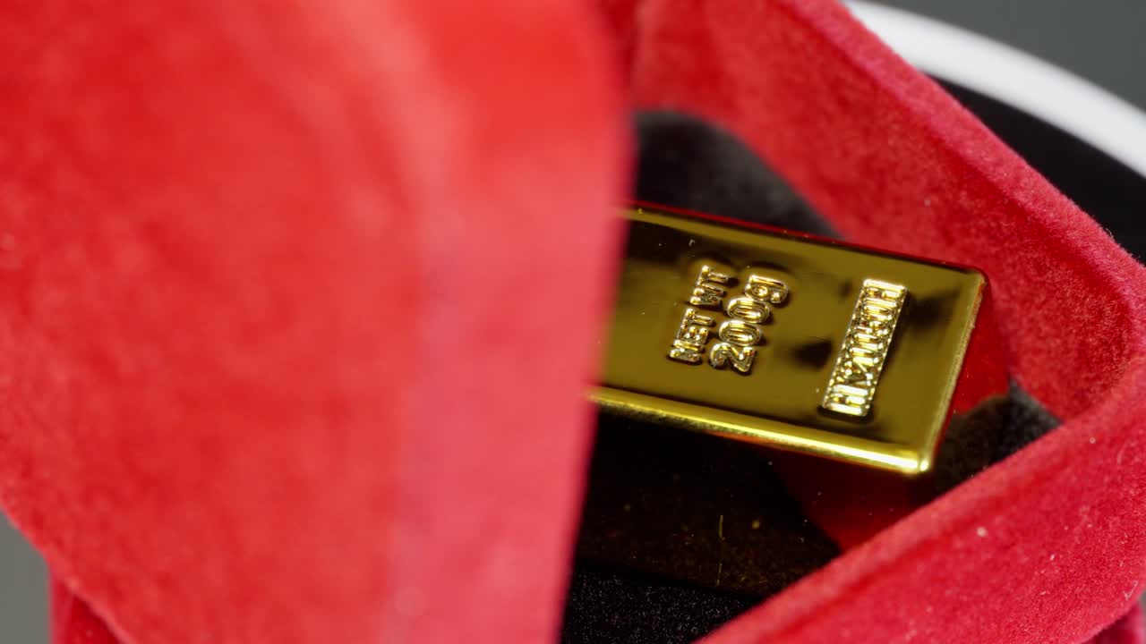 은 보석 상자는 천천히 역으로 회전하여 부와 가치를 상징하는 200 그램의 금을 발견합니다.