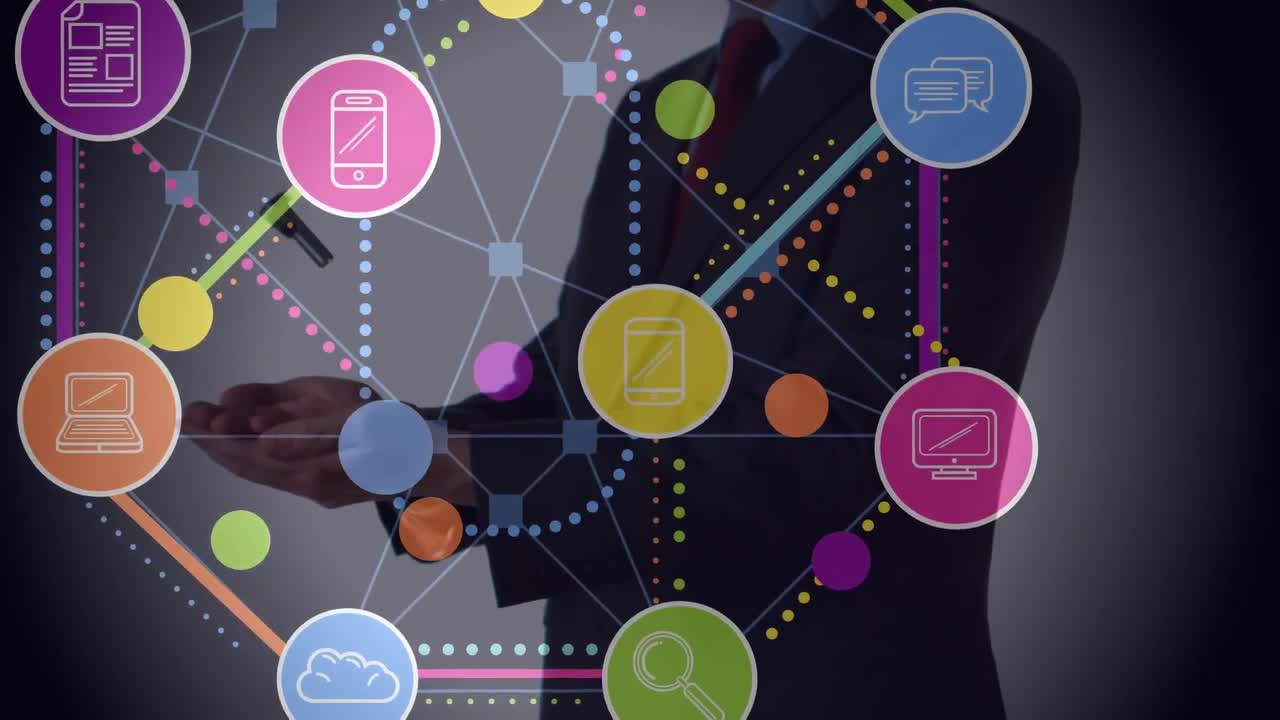 animación de una colorida red de iconos de medios sobre un hombre de negocios lanzando y atrapando tuercas y pernos