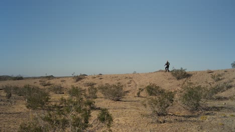 camminando in avanti attraverso l'orizzonte | marines degli stati uniti | soldato delle forze speciali in combattimento | tacticamente camminando attraverso il deserto | deserto del medio oriente | 1 di 3