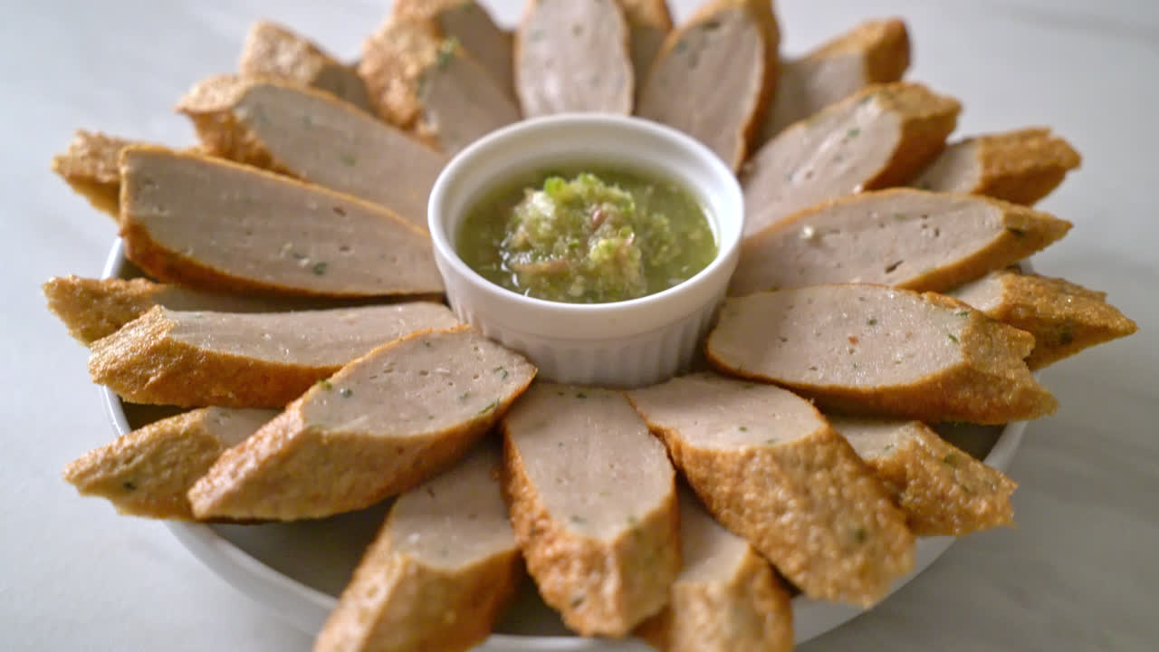 pastel de pescado chino frito o línea de bolas de pescado en rodajas con salsa de marisco picante