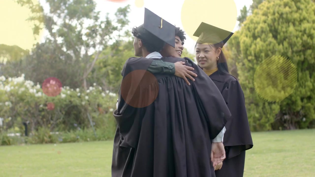 Tre laureati che festeggiano sul prato della cerimonia di laurea, un uomo che sistema il cappello e punti grafici che iniziano a sovrapporsi.