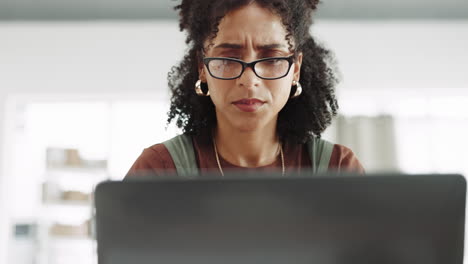 portátil, estrés y duda con una mujer de negocios