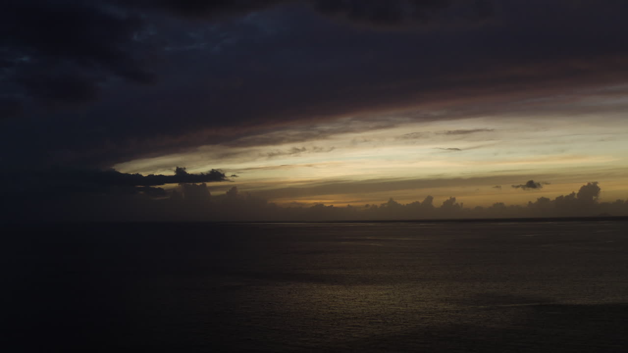 puesta de sol sobre el mar caribe - cinemática genérica viajes de lujo o conceptos de resort - ostiones bay puerto rico