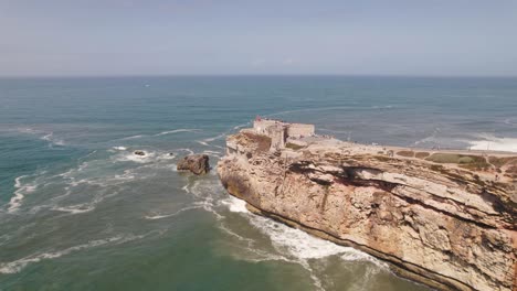 Luftflug-In-Richtung-Leuchtturm-Festung-Auf-Klippen,-Idyllische-Ozeanfarben---Nazar?