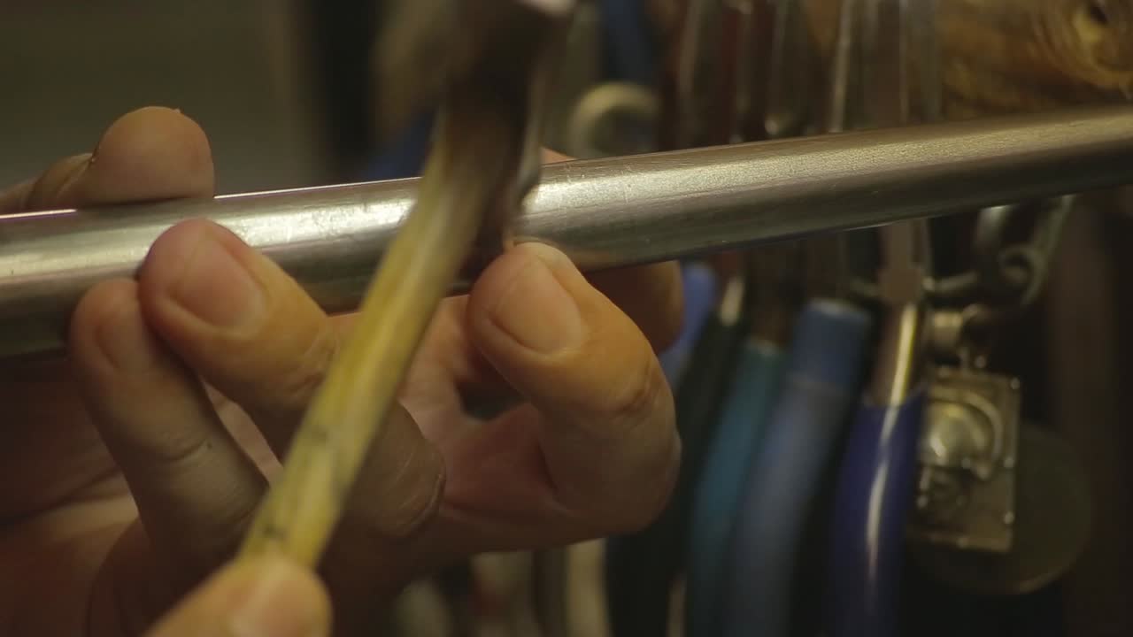 orfebre italiano en el trabajo construyendo un compromiso o un anillo de bodas