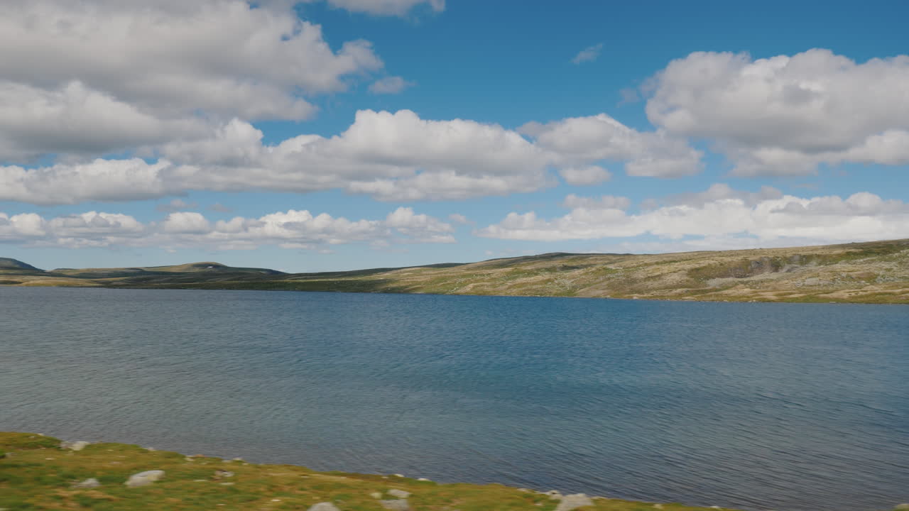 hermoso paisaje de la vista rural de noruega desde la ventana del autobús 4k video