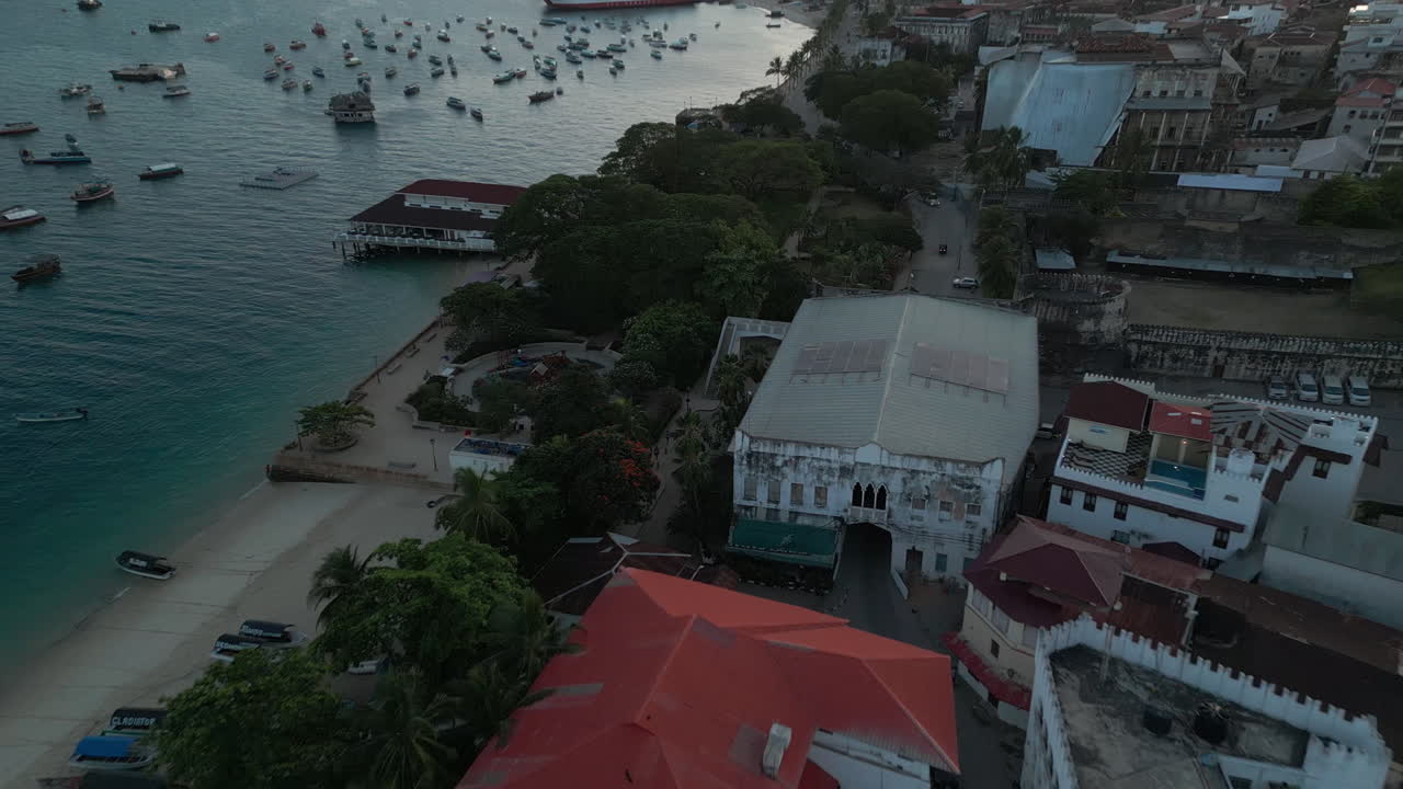 Stone Town, lungomare di Zanzibar City di prima mattina