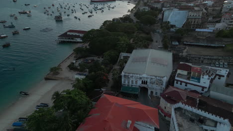 ciudad de piedra ciudad de zanzíbar frente al mar temprano en la mañana