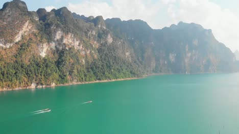 Bright-Sunny-Day-Over-The-Viridian-Green-Lake-And-Majestic-Mountains-At-Ratchaprapa-Dam-In-Khao-Sok-National-Park,-Thailand