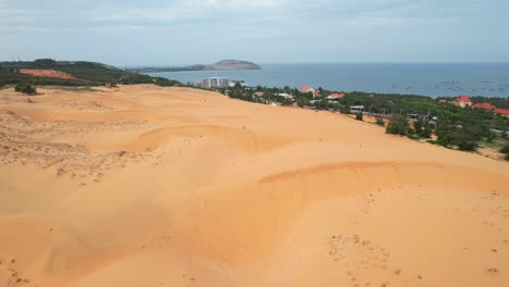 antena de ondas onduladas doradas en el desierto de dunas de arena de mui ne vietnam