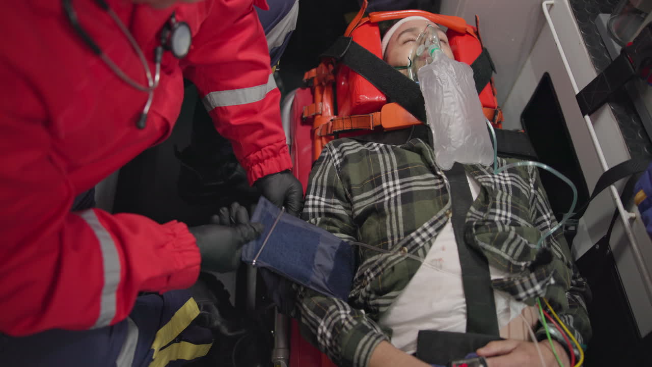 환자, 구급대원 및 산소와 함께 혈압