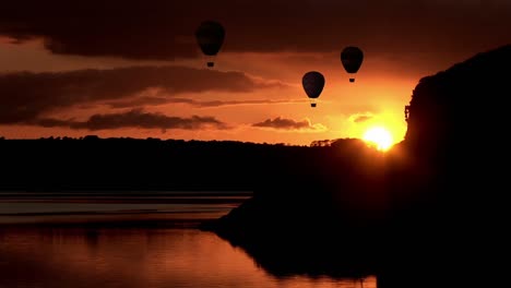 Globos-Aerostáticos-Volando-Sobre-El-Lago-Durante-El-Atardecer