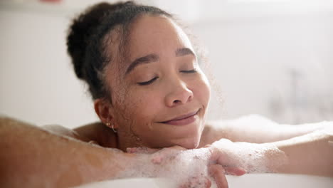 Calma,-Sonrisa-Y-Mujer-En-Un-Baño-De-Burbujas-En-Su-Casa