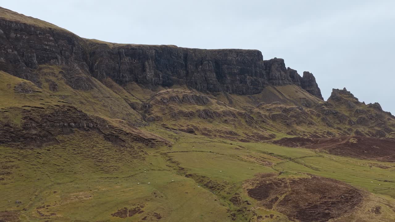 Spettacolari formazioni rocciose del Quiraing in Scozia