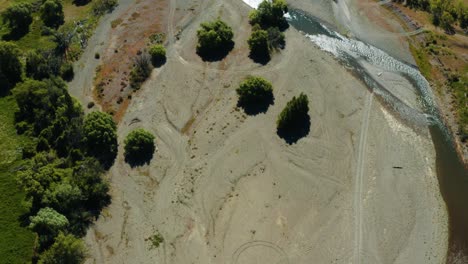 río en verano con árboles y bancos de hierba