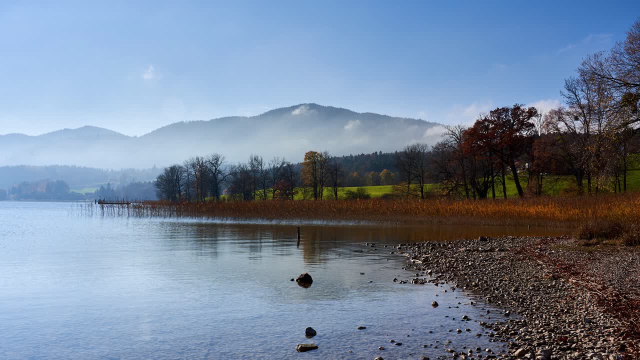 timelapse relajante de montañas nubladas en los alpes