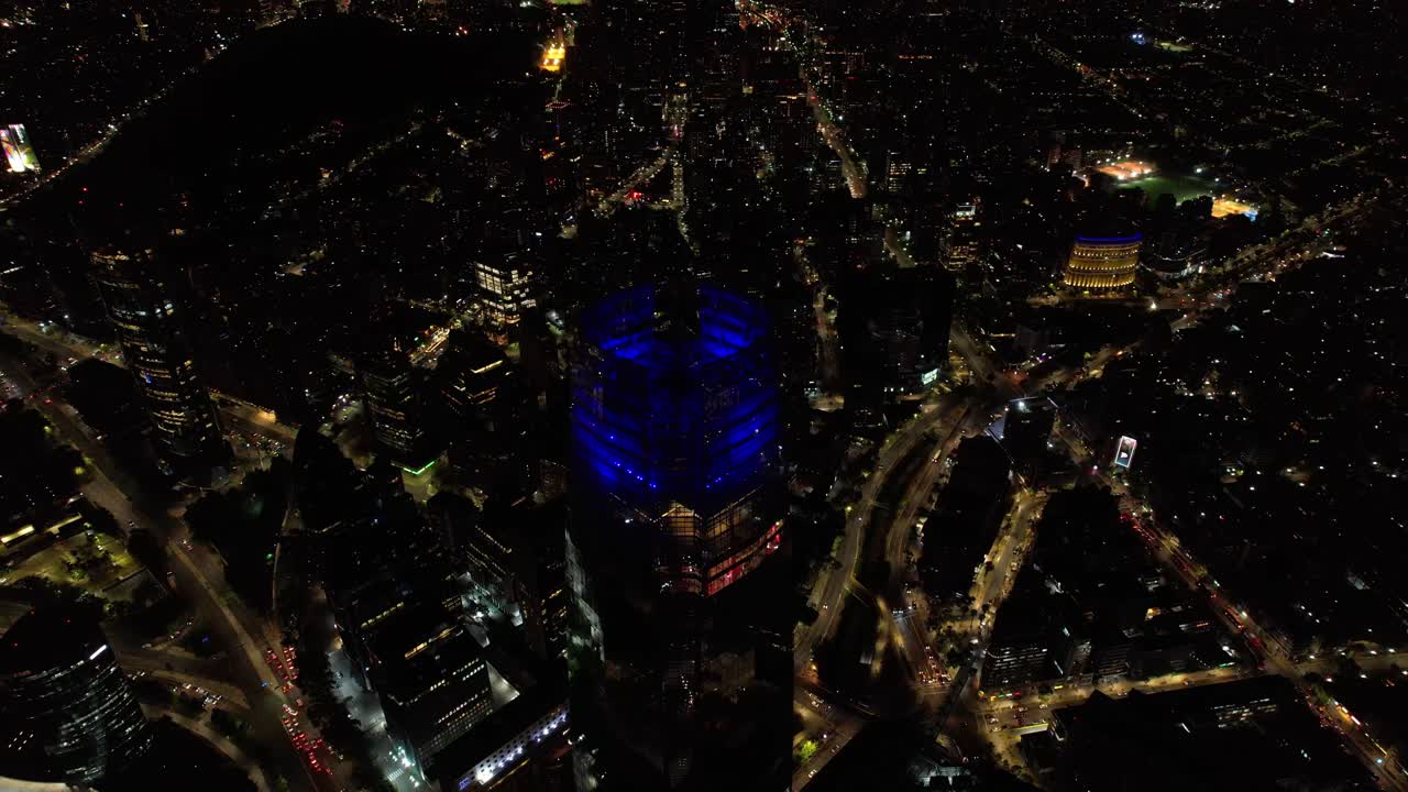 칠레 산티아고에서 밤 코스타네라 센터 마천루 단지와 프로비덴시아 지구