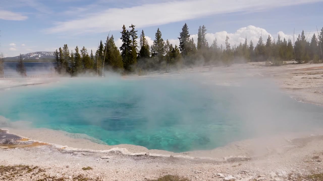 Svart basseng hydrotermisk varm kilde i Yellowstone nasjonalpark Wyoming
